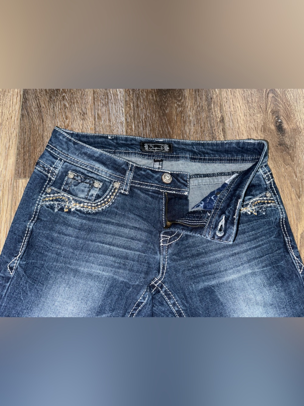 Shyanne Mid Rise Bootcut Dark Wash Metallic / Leather Embellished Jeans Size 27 - Picture 5 of 12